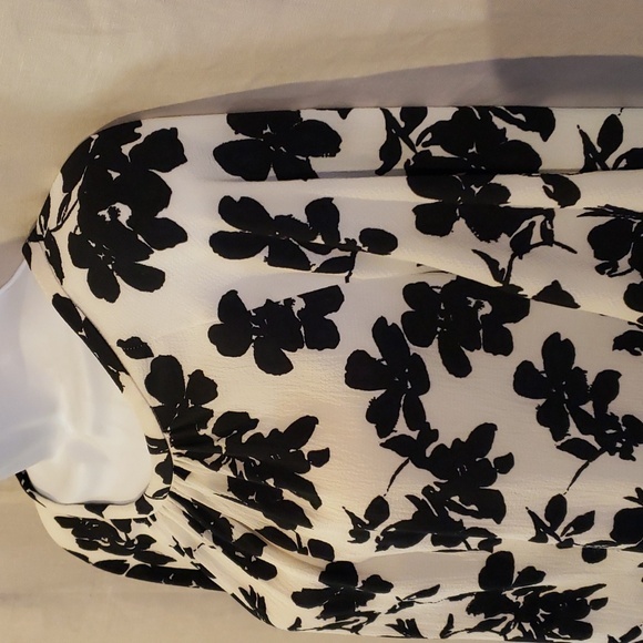 Vince Camuto Off-White and Black Flowy Blouse - Picture 3 of 13